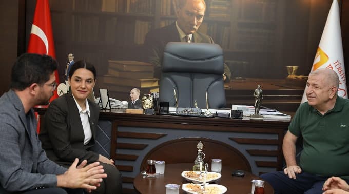 Zafer Partisi Genel Başkanı Ümit Özdağ Bucak Belediyesini ziyaret etti.
