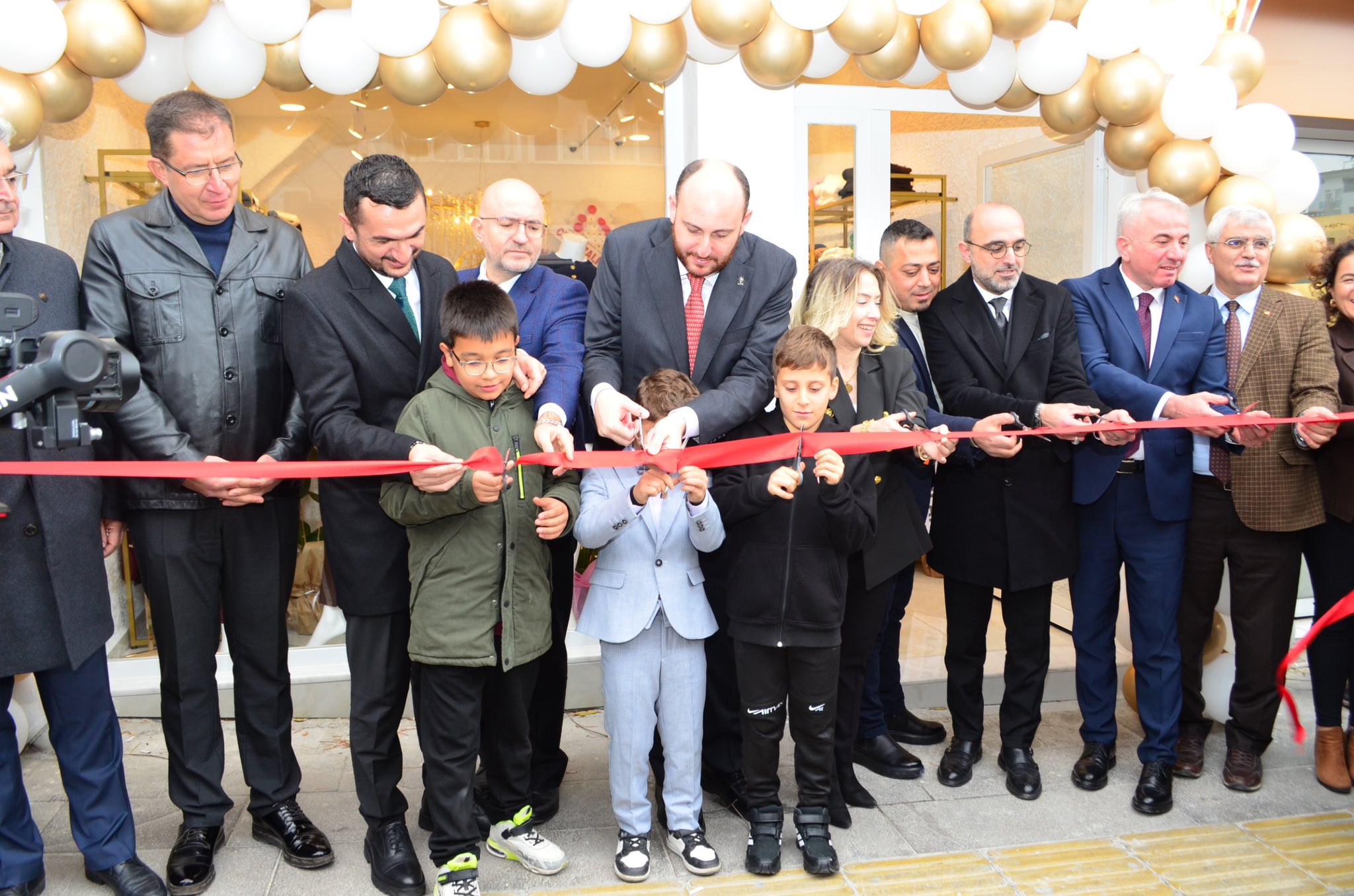 AK Parti Genel Başkan Yardımcısı, Büyükgümüş YASMİN BUTİK’in açılış törenine katıldı.